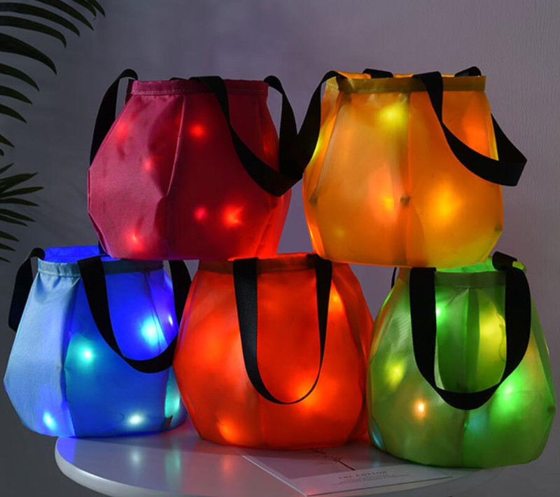 Cestino di Halloween con luce a LED Secchio di caramelle luminoso Borsa dolcetti Borsa riutilizzabile a doppio strato con borsa illuminata con maniglia il trasporto