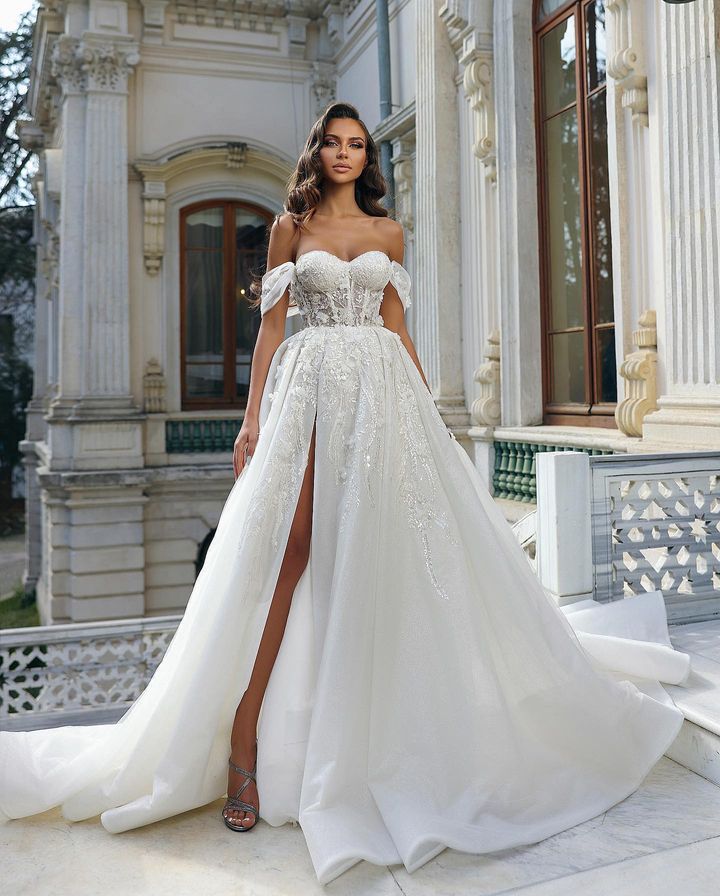 Elegant Plus Size Bohemian A Line Wedding Dresses for Bride Off Shoulder Sweetheart Lace Applique Short Sleeves Court Train Tulle High Side Split Bridal Gowns