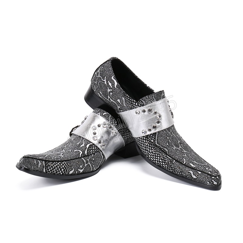 Scarpe eleganti da uomo in vera pelle con stampa argento italiana Scarpe eleganti con rivetti alla moda Scarpe formali con fibbia Scarpe brogue da uomo d'affari