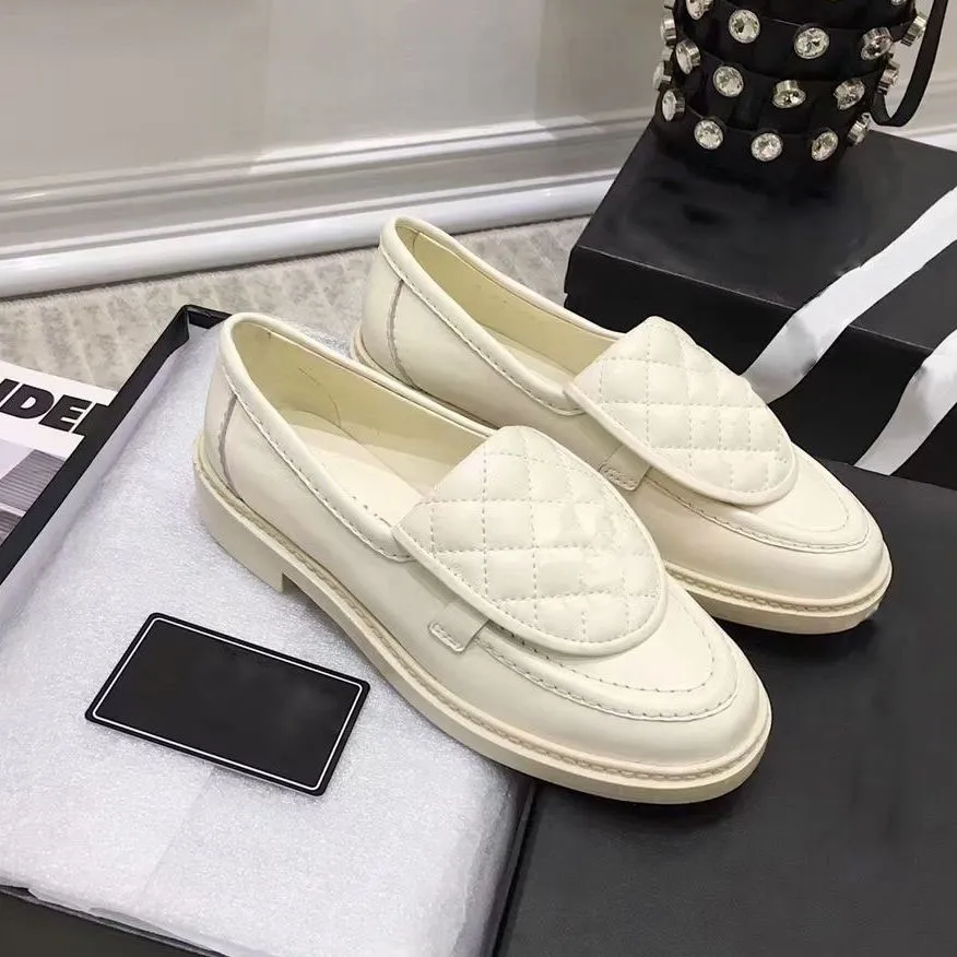 Nya designer loafers kvinnor casual skor mode platt loafers damplattform gummi sko svart glänsande riktiga läder runda huvud sneakers klädskor 35-41