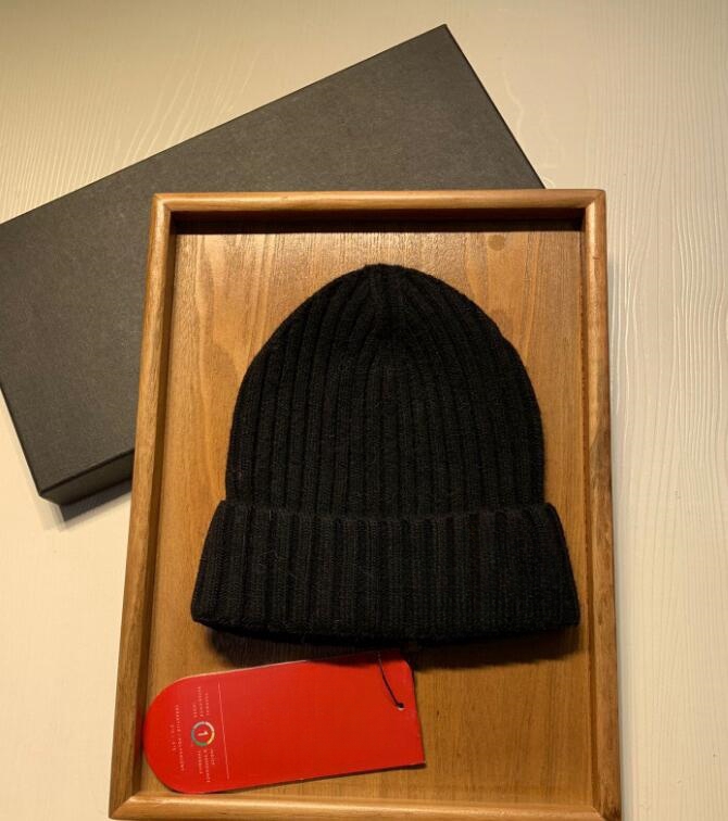 Märke dupe stickad hatt ins populära vinter hattar klassiska brev gåstryck stickade mössor xx09280