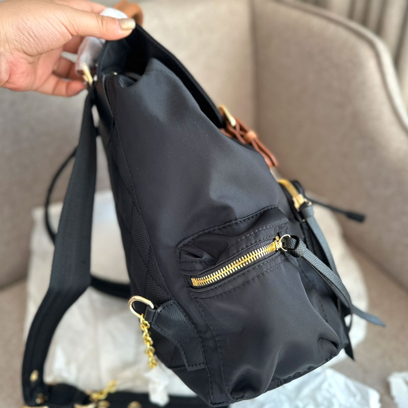 Sac de créateur de mode La chaîne métallique au bas de la sangle est en nylon imperméable brillant avec un sac à dos en peau de vache 28X32 Sac à bandoulière à main