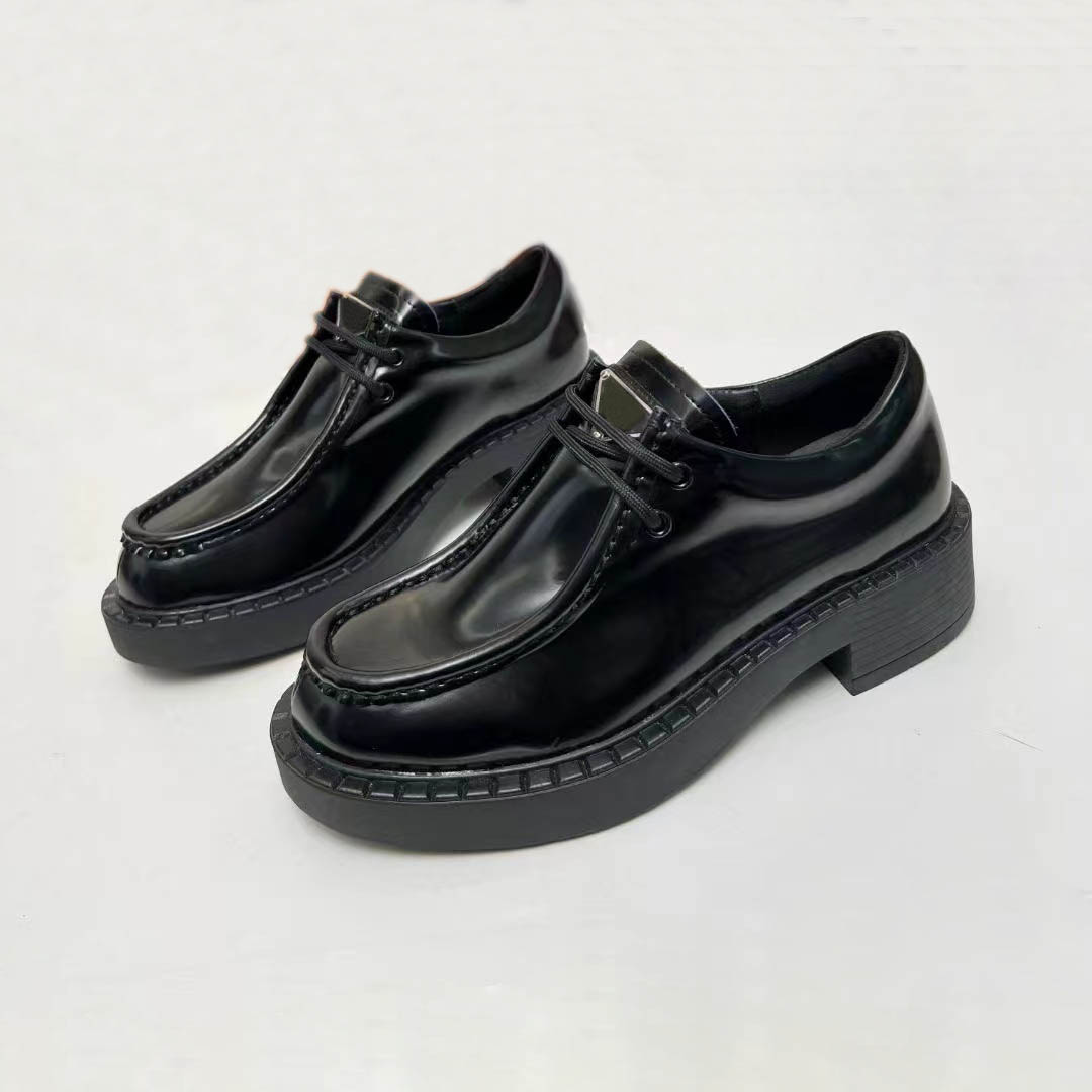 Zapatos casuales de marca de lujo Zapatos de diseñador Zapatos de cuero pequeños italianos Taladro para mujer Hebilla cuadrada Cordones transpirables con caja Estaciones de agua