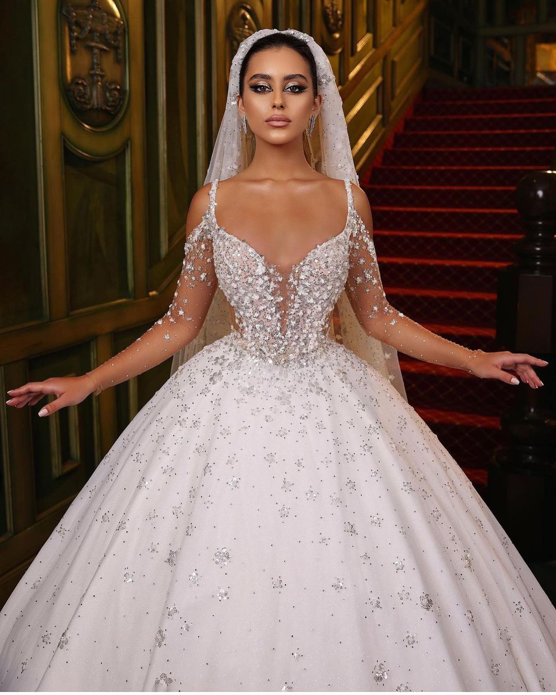 Abiti da sposa di lusso Spaghetti sexy che bordano applicazioni di pizzo Abiti da sposa da sposa robe de Plus Velo da sposa