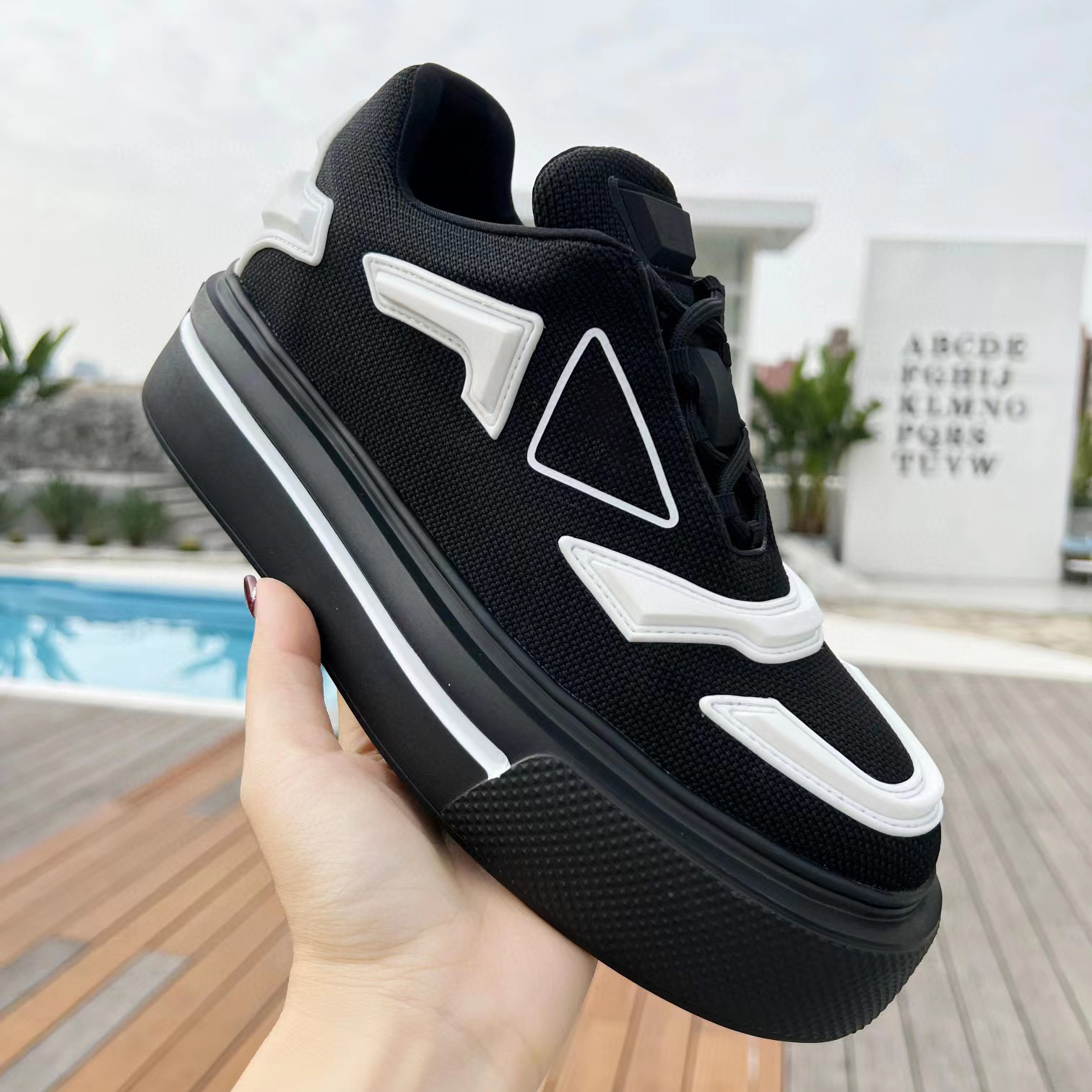 2023 Berömda designer Men Spring New P Platform Sneakers, Mesh Shoes Sweat-Absorbering Non-Slip Wear-resistenta skor Mångsidiga andningsbara avslappnade skor med låda