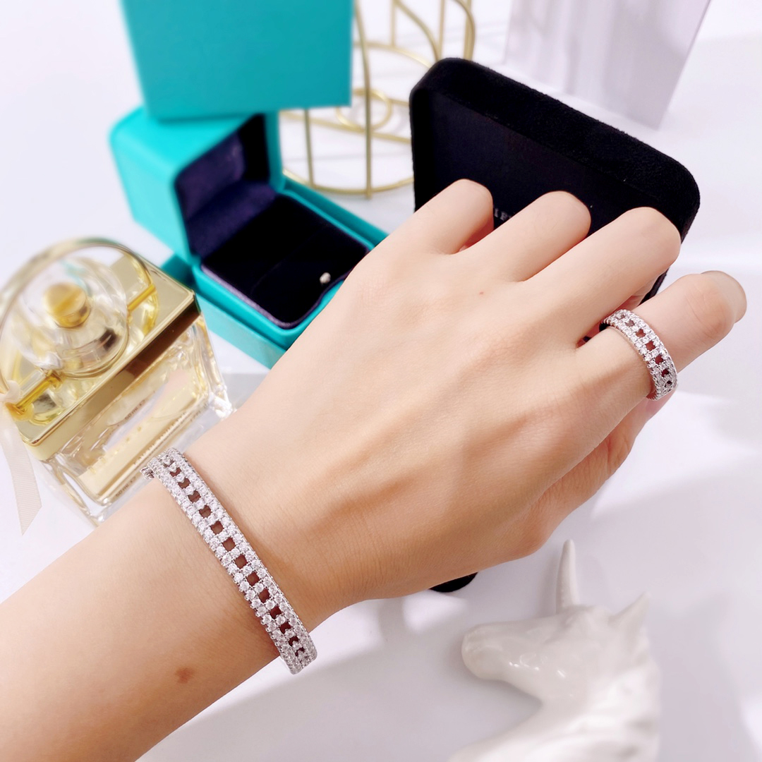 Bracciale di design braccialetto di lusso braccialetto di design lettera tinta unita diamante design braccialetto da donna arioso stile versatile regali di Natale gioielli ottima scatola bella