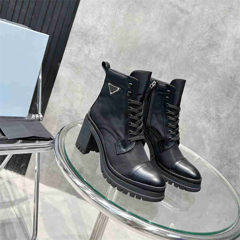 Canvas Tjock Sole Shoes Fashion Female Comfort Elevated British Style Motorcykelstövlar Designer Damer Kvinnor Elastic Belt mångsidig mode Ankelstövlar 2023