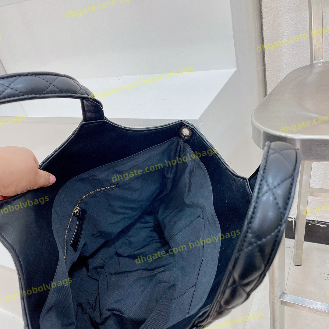 Designer crossbody väskor lyxiga shoppingväska tote icare maxi i quiltad lammskinn äkta läder stor kapacitet axel handväska på väska diamant med kedjemynt plånbok