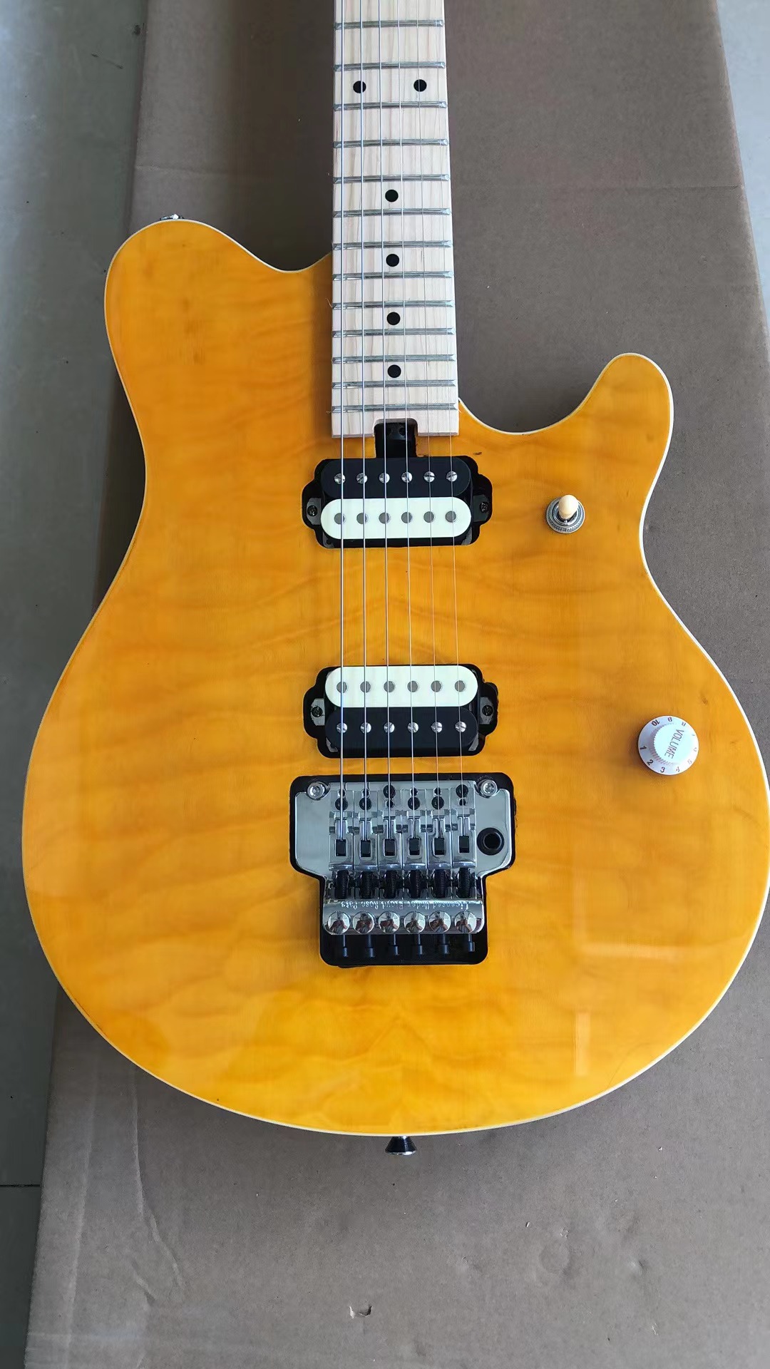 Ome Guitarra Elétrica Corpo Acolchoado Maple Basswood