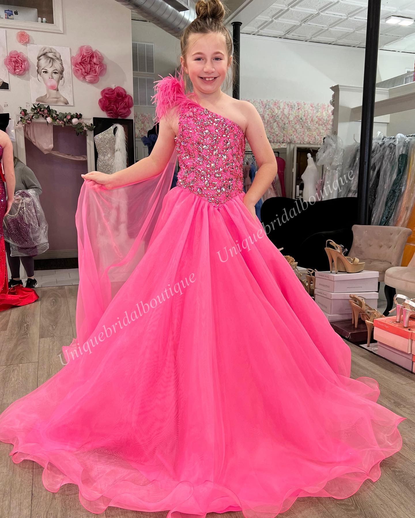 One-Shoulder Ballgown Girl Pageant Dress 2024 Crystals Feather Little Kid Birthmal Party Gown 유아용 유아 십대 Tiny Young Junior Miss Royal Blue Fuchsia