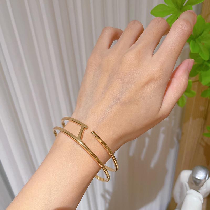 Luxury Charm Women Jewelry Gold Bangle Bangle Enkel och utsökt dubbellager Öppningsdesign Fashion High End Designer Gorgeous and Magnificent Lady Armband