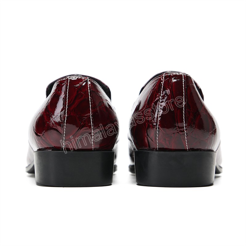 Couleur de vin Crocodile Skin Mens Mariage Slip sur chaussures habillées Metal Design Généhes en cuir véritable Fomer Flats Zapatos para Hombres