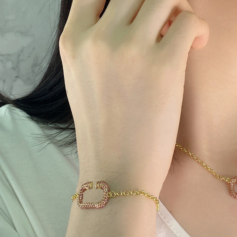 Charme de luxe femmes bijoux bracelet en or rectangulaire évider logo incrusté de diamant rose créateur de mode exquis bracelet de dame magnifique et éblouissant