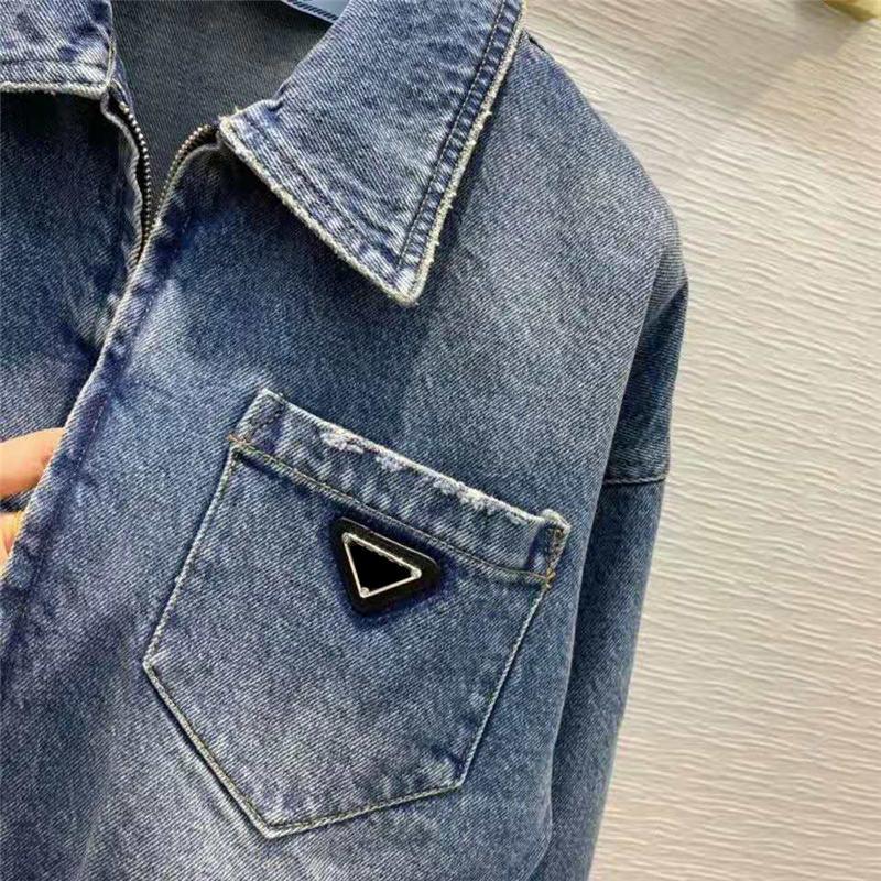 2023 Kvinnor denimjackor Slim Style Down Parkas för Lady With Letter Zippers Button Budge Spring Autumn Coat Jeans Fashion Jacket Denims långa ärmar Kortrockar S-L