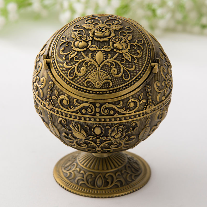 Ashtrays Retro Creative Fashion Metal Crafts Ball Globe Decoration With Lid Ashtray Home and Living Room Decoration