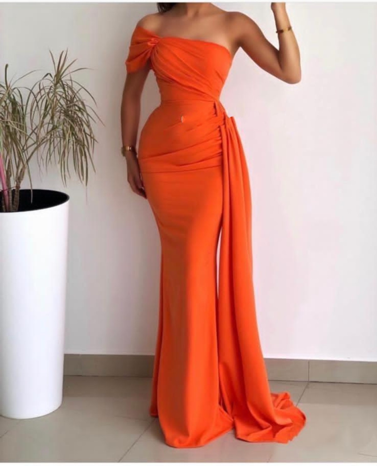 2023 Sexiga arabiska långa brudtärna klänningar för bröllop Silk Satin Orange Mermaid One Shoulder Party Sweep Train Maid Hederklänningar