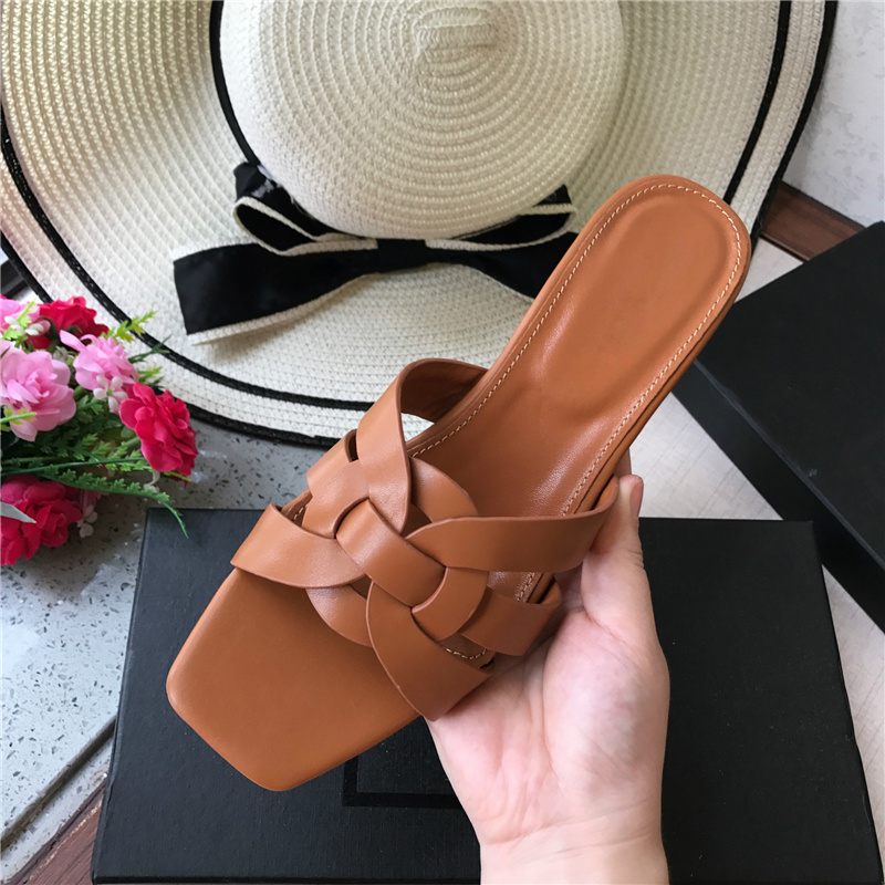 Designer lyxiga kvinnors tofflor Flip Flops Sandaler Slides Patent Leather Matte Casual Open Toe Beach