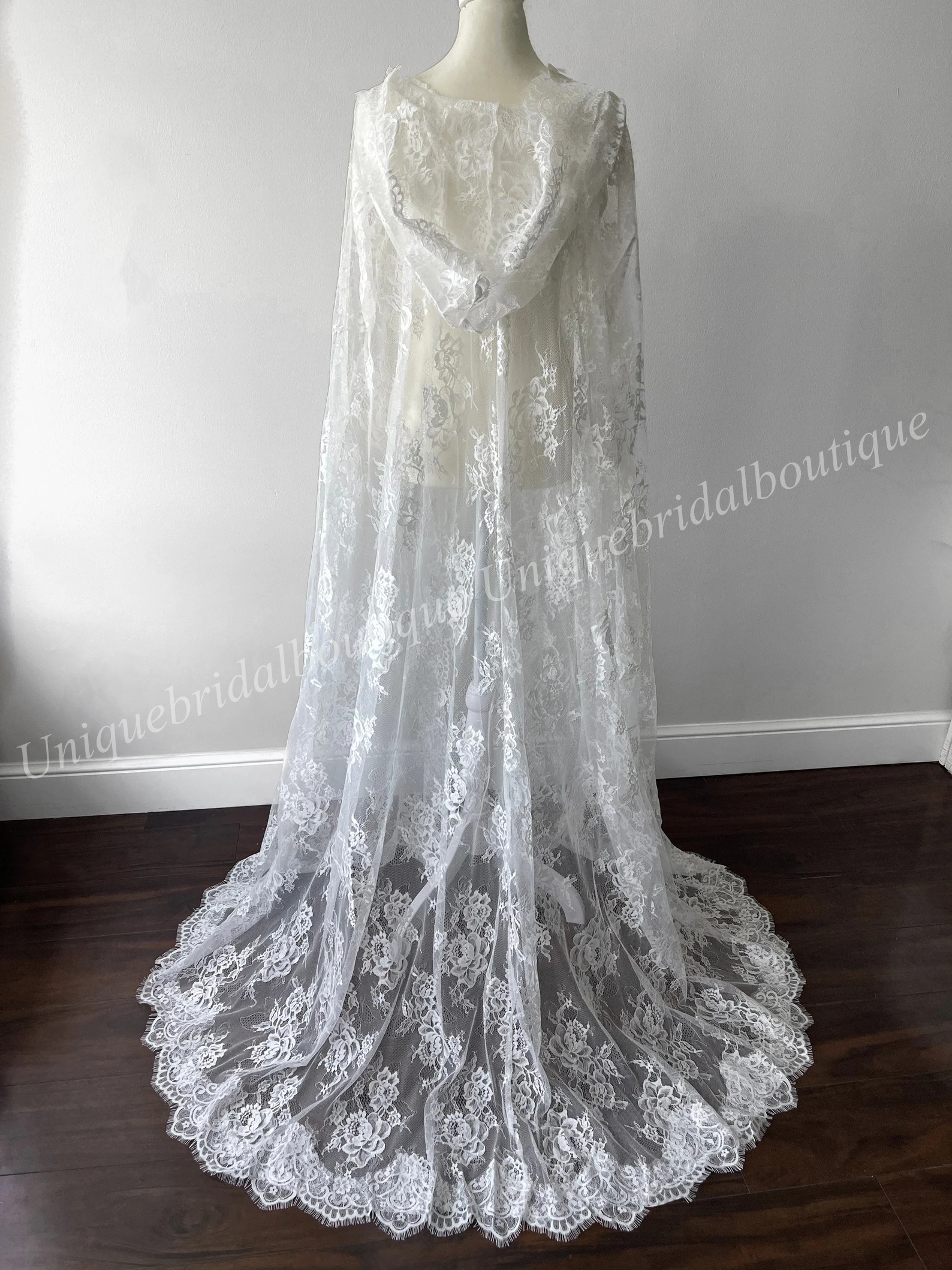 Romantyczne z kapturem koronkowe welda ślubna Lily Collins Inspired Fairy Princess Bridal Cape 2023 Curbak Chapel Long Bridal Veils Western British British Victorian