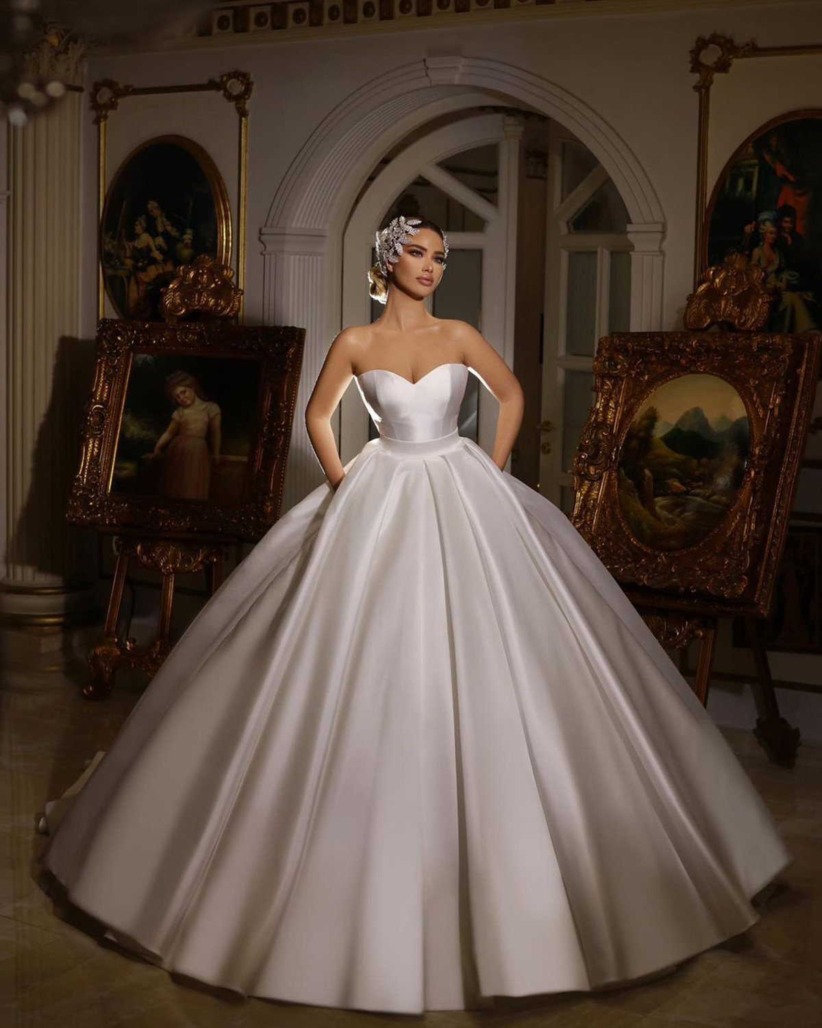 Abito da sposa con piume fantasia Collo trasparente Abito da sposa trasparente con cristalli e perline