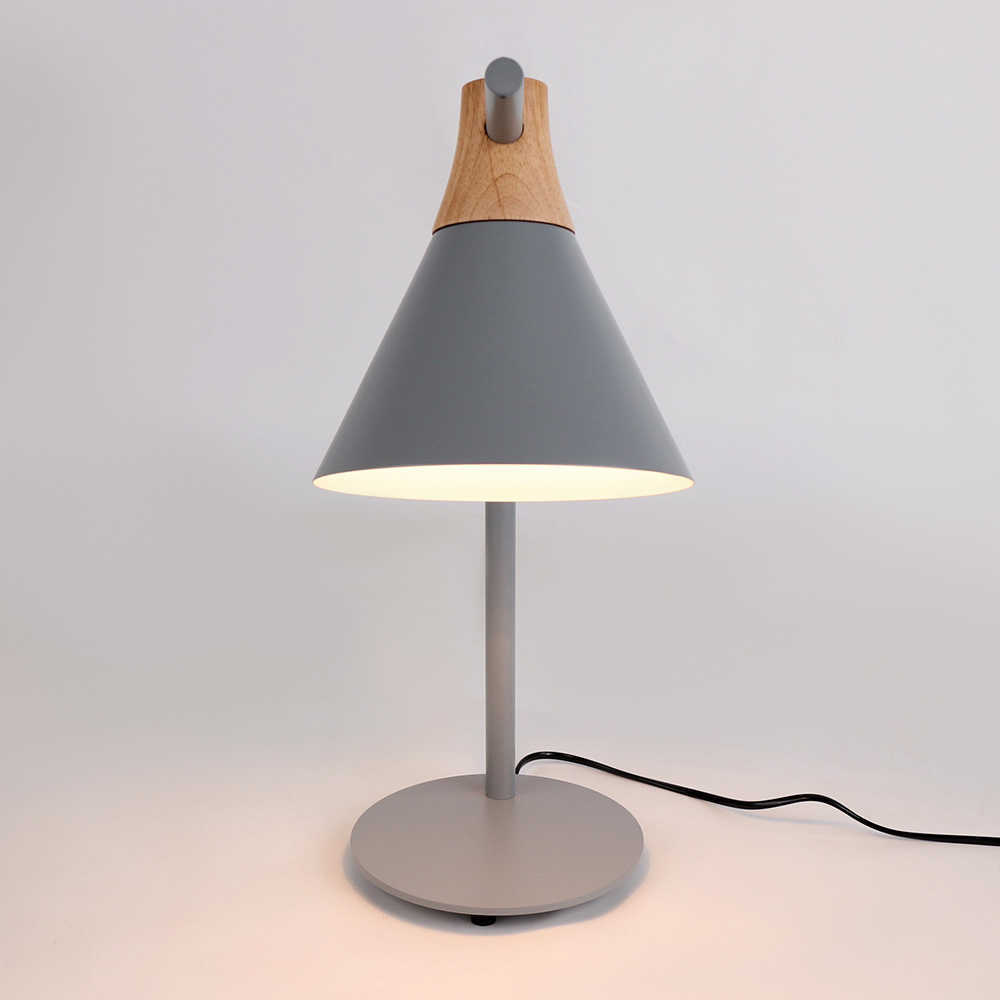Nordiska enkla träbordslampor Modern järnkonstskrivbordslampa LED 4 färger för hemstudie sovrum sovsalsplats bokhandel hotell 1229