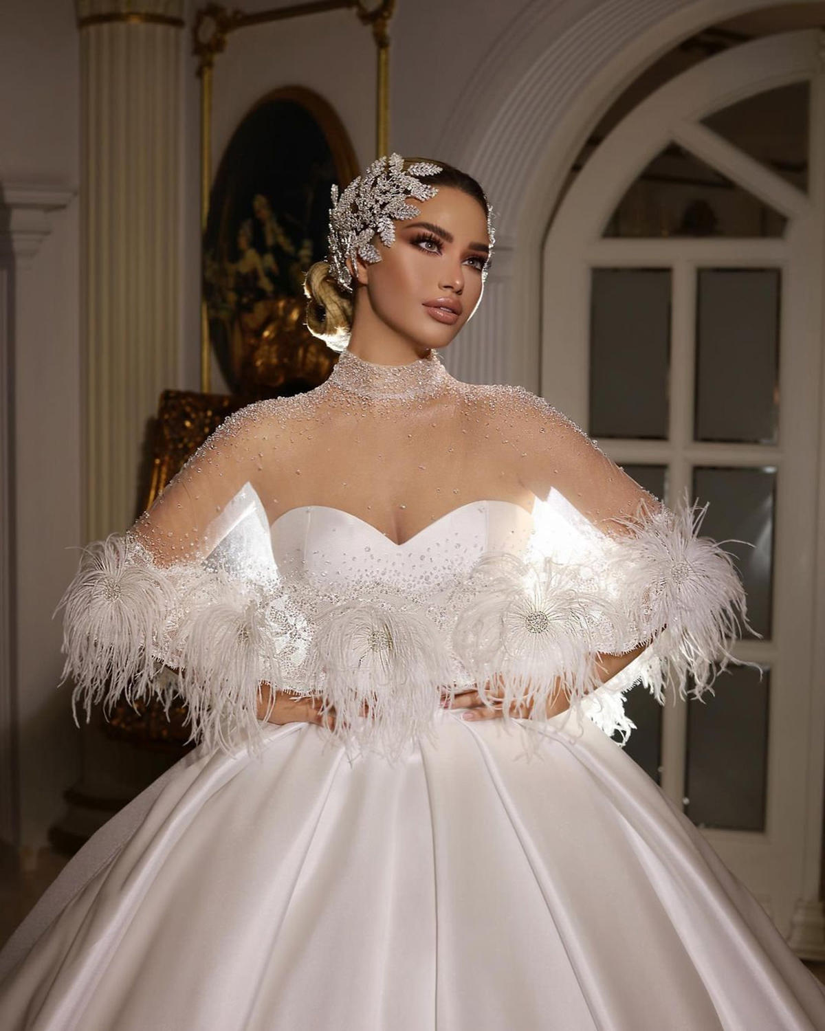 Abito da sposa con piume fantasia Collo trasparente Abito da sposa trasparente con cristalli e perline