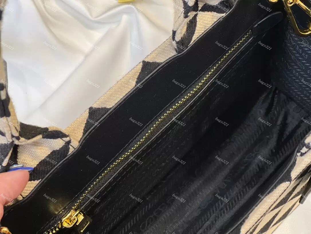 حقيبة حمل symbole تطريز حقائب التسوق الأكياس تسوق النساء أكياس الكتف حقيبة مقبض مقبض رسائل أزياء معدنية مثلثية جيب ثلاثة ألوان الحقيبة