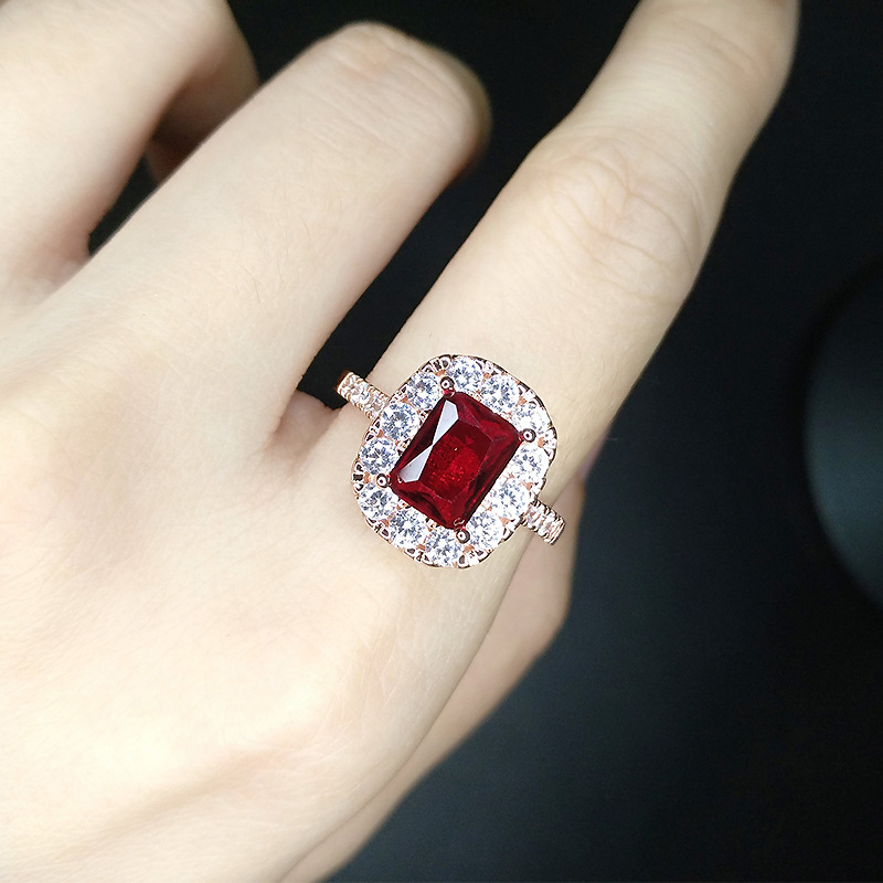 Kadınlar Kare Kırmızı Zirkon Ring Lady Moda Düğün Mücevher Kızlar Renkli Kristal Geometrik Tatlı Gül Altın Kaplama Elmas Yüzük Öğrenci Partisi Hediyesi Ayarlanabilir