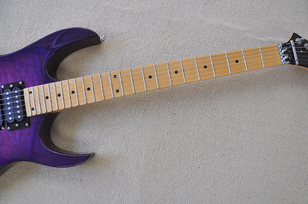 Lila E-Gitarre mit Floyd Rose Quilted Maple Furnier Ahorngriffbrett. Kann nach Wunsch individuell angepasst werden