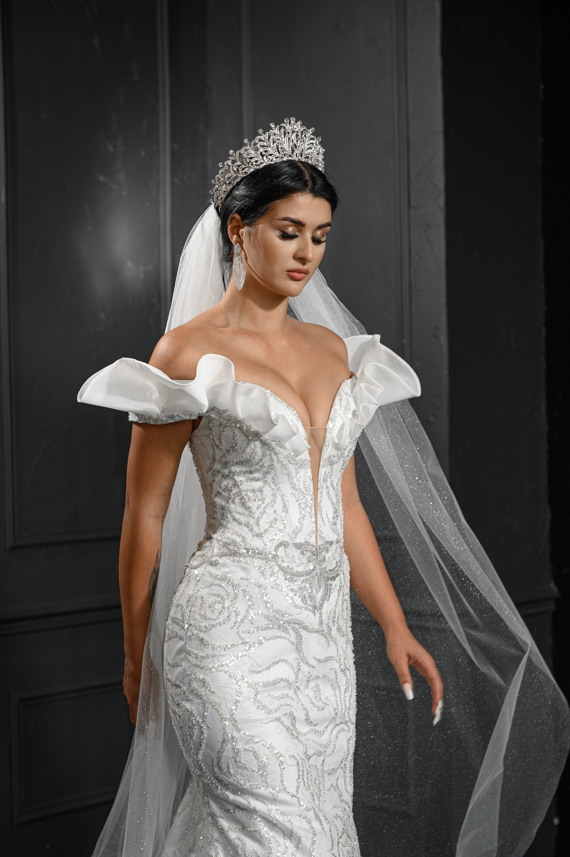 Eleganti abiti da sposa a sirena scollo a cuore con volant senza maniche tutto il corpo paillettes abito di corte senza schienale con lacci su misura plus size abiti da sposa