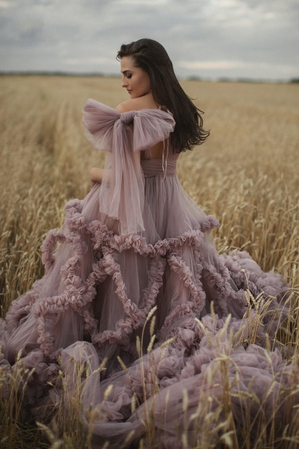 2023 Evening Dresses Ruffles Dusty Pink Tulle Kimono Women Robe for Photoshoot Puffy V Neck Off Shoulder Prom Gowns African Maternity Dress Photography Chapel Train