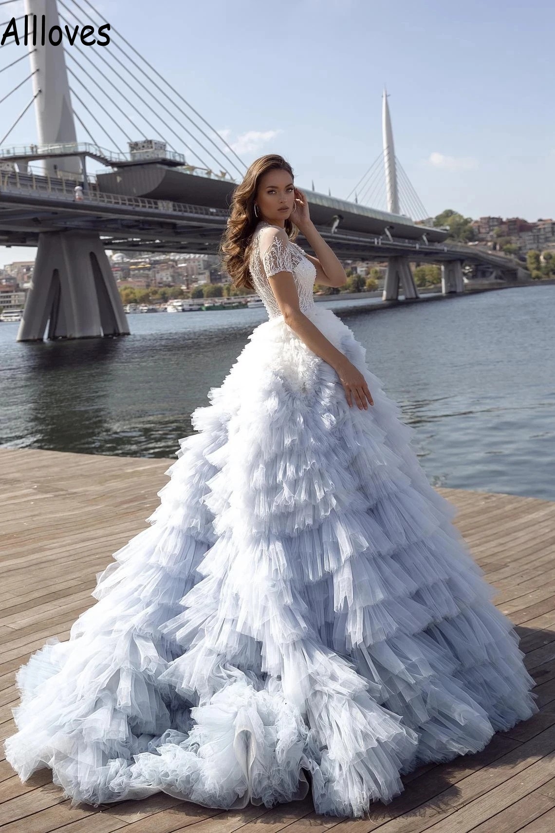 Stuning Tiered Tulle Princess Prom -kl￤nningar med korta ￤rmar H￶g krage Dubai Arabia Formell Party Princess Ball kl￤nningar Spetsp￤rlade moderna kvinnor Evening Wear CL1652