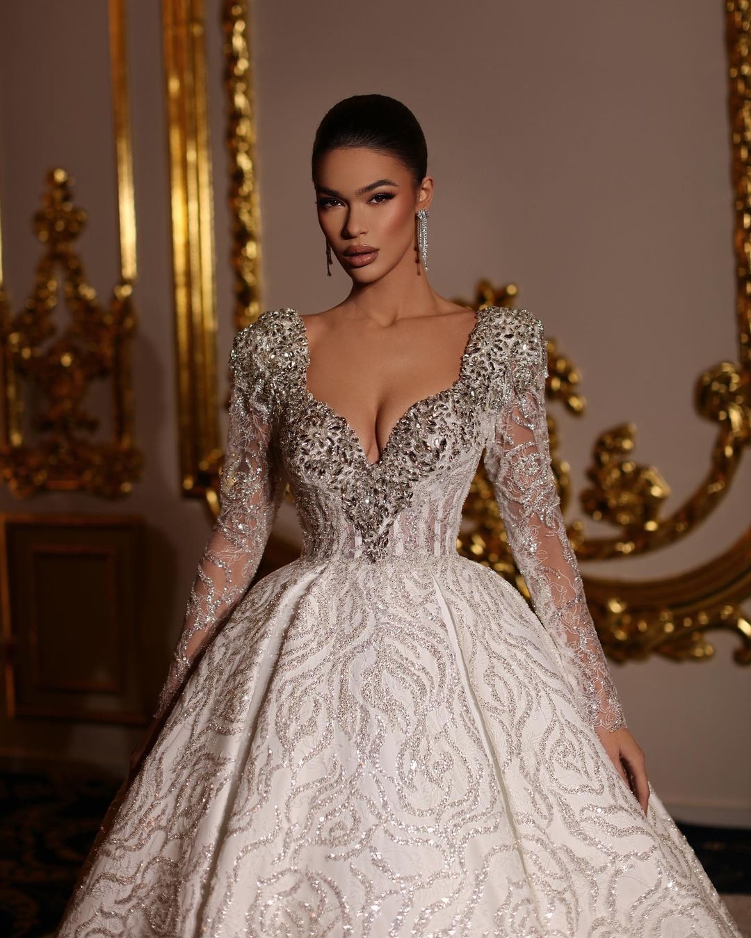 Fashion Wedding Dresses Ball Gowns Luxurious V Neck Full Sleeve Bridal Dress Custom Made Beaded Sequined Lace Gown