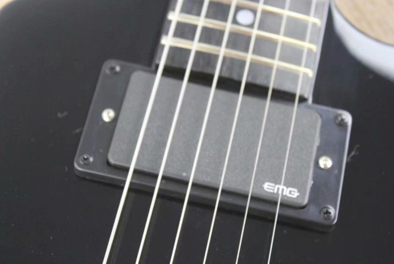 6-snarige zwarte V-elektrische gitaar met EMG-pickups Palissander toets Kan naar wens worden aangepast