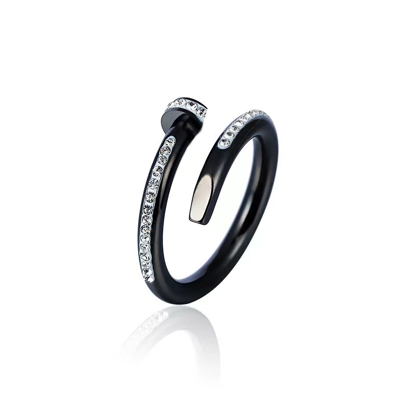 Bagues pour femmes amateurs de créateurs bague de luxe bijoux taille 6-11 alliage de titane plaqué or diamant artisanat accessoires de mode jamais Fade255u