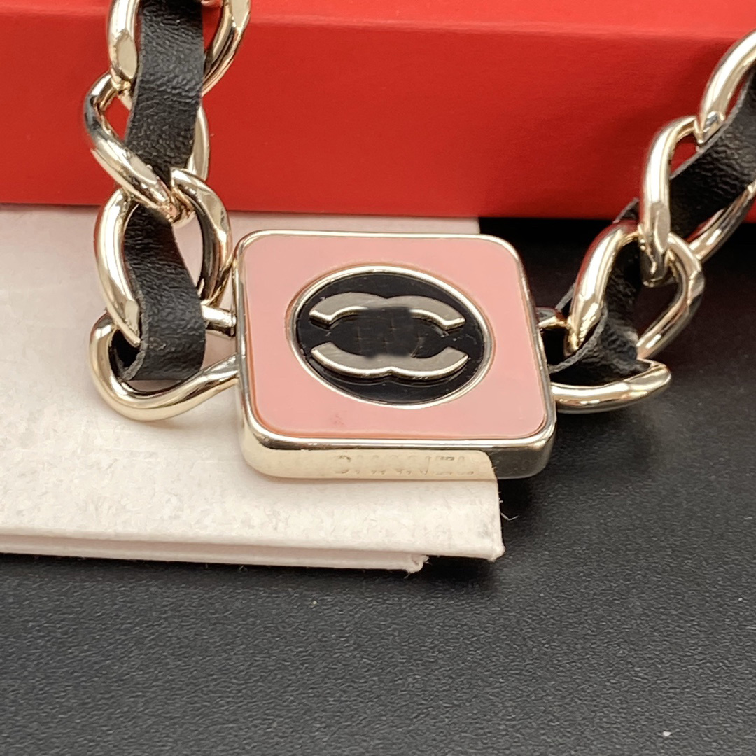 18k Guldpläterad mässing Copper Pendant Halsband Fashion Women Designer Märke C-Letter Pink Square Halsband Choker Chain Leather SIL260B