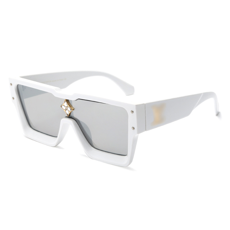 Mode Eyewear Lens Solglasögon med brevdesigner Brand Sun Glasses Women Män unisex resande solglasögon svart grå strand adumbr228w