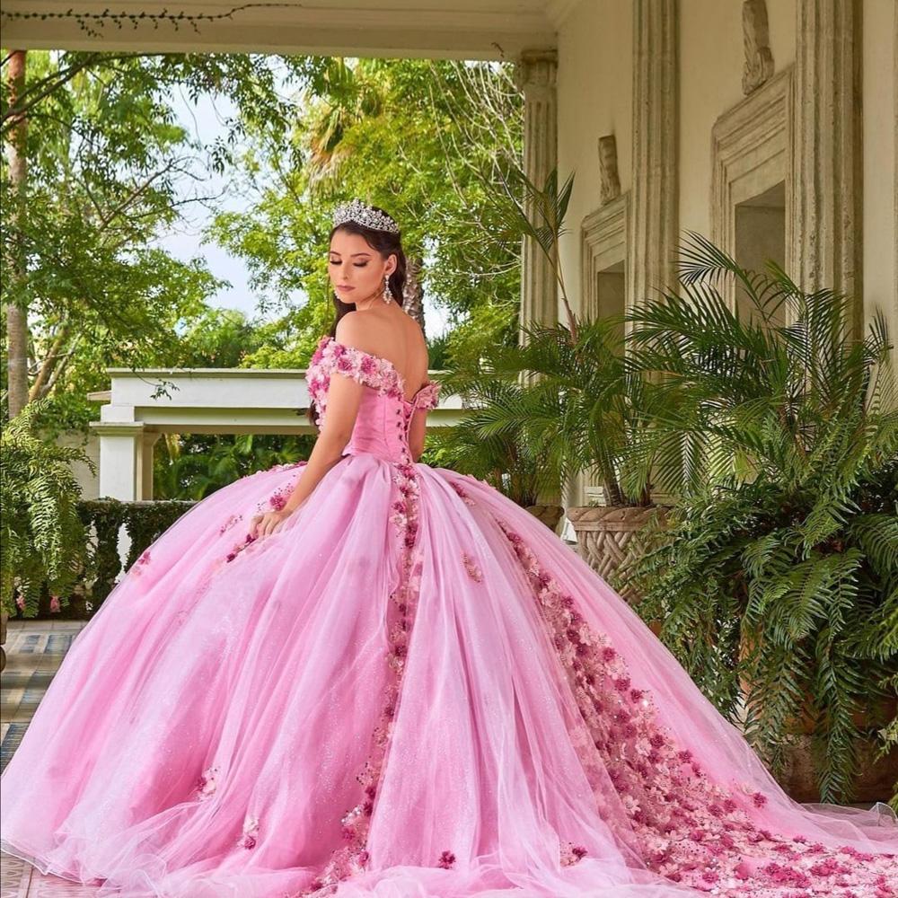 2023 Quinceanera Balo Eşlik Elbiseleri Romantik Pembe Tül Omuz Kapalı 3D Çiçek Çiçekleri Zemin Uzunluğu Artı Boyut Korse Geri Balo Kısa Kollu