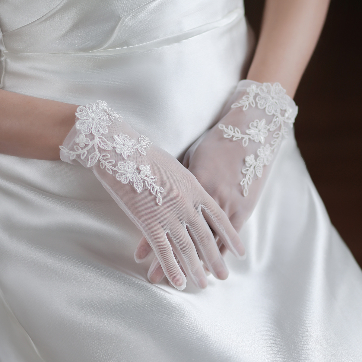 Elegant Ivory Mesh Lace Appliqued Peals Wedding Gloves For Brides Full Finger Wrist Length Women Short Gloves Ladies Prom Party Accessories CL1670