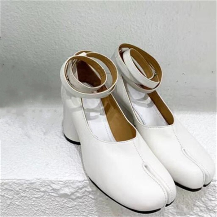 Nouvelles chaussures pour femmes Designer bout fendu Ninja Tabi pompe femme talon haut pieds de porc sandale peu profonde boucle tête ronde femmes robe chaussure