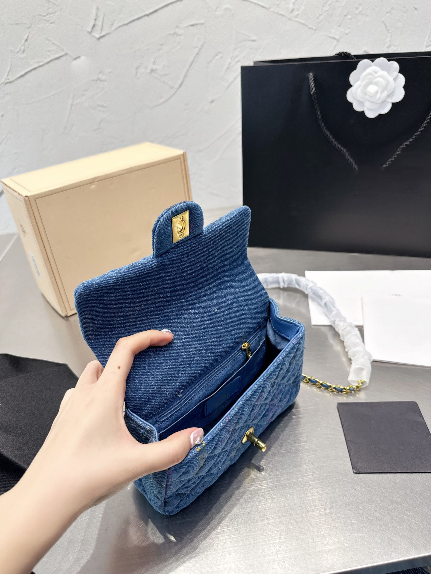 Designer Femmes Sac à main 2023 Cuir amélioré Denim Fashion One Sac à bandoulière de luxe Sac à bandoulière en métal Boucle de verrouillage Logo Hiver