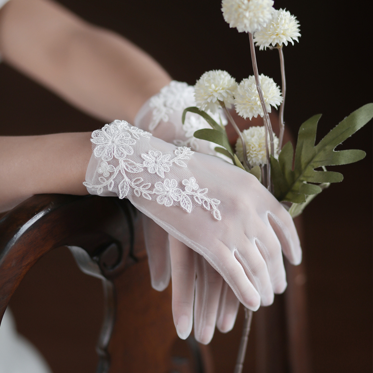 Elegant Ivory Mesh Lace Appliqued Peals Wedding Gloves For Brides Full Finger Wrist Length Women Short Gloves Ladies Prom Party Accessories CL1670