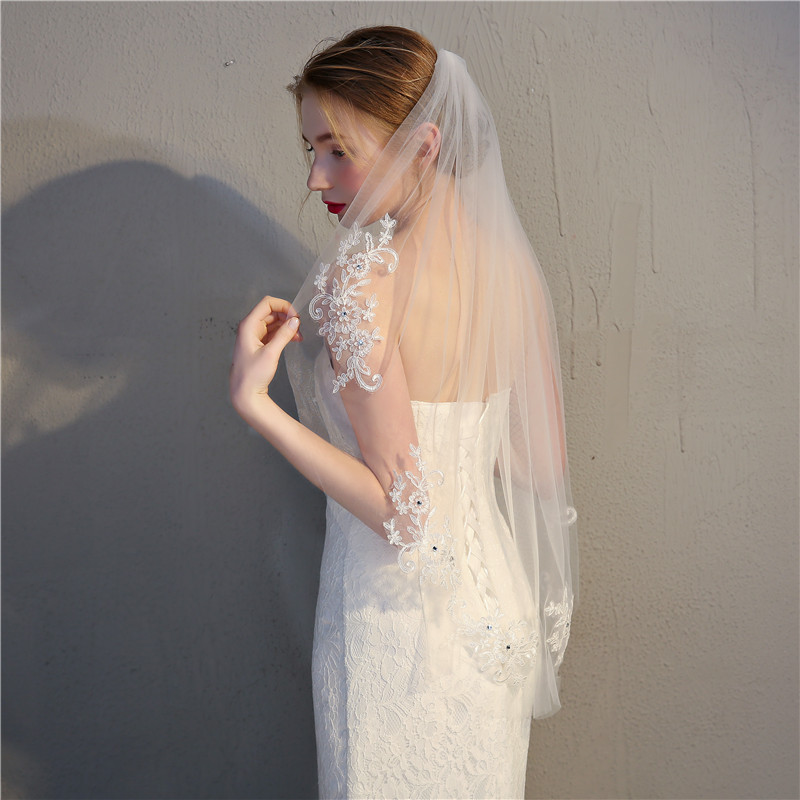 Blanc Ivoire Tulle Mariée Voiles De Mariage Avec Une Couche Chic Dentelle Bordée Perlée Femmes Accessoires De Cheveux Pour Le Bal Des Événements Formels Chapeaux Accessoires CL1676