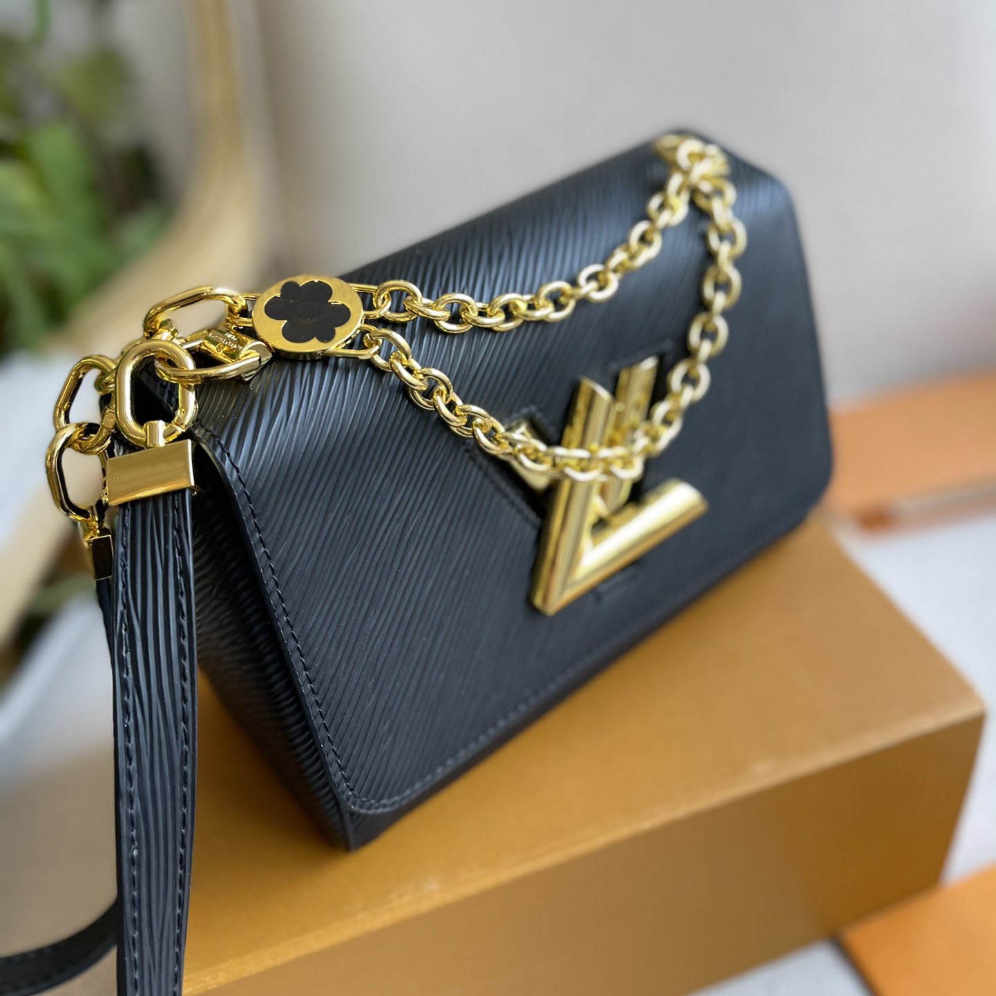 Designer shoulder bag Popular bags leather small square Designers bag Metal long chain V shaped buckle Simple fashion3327