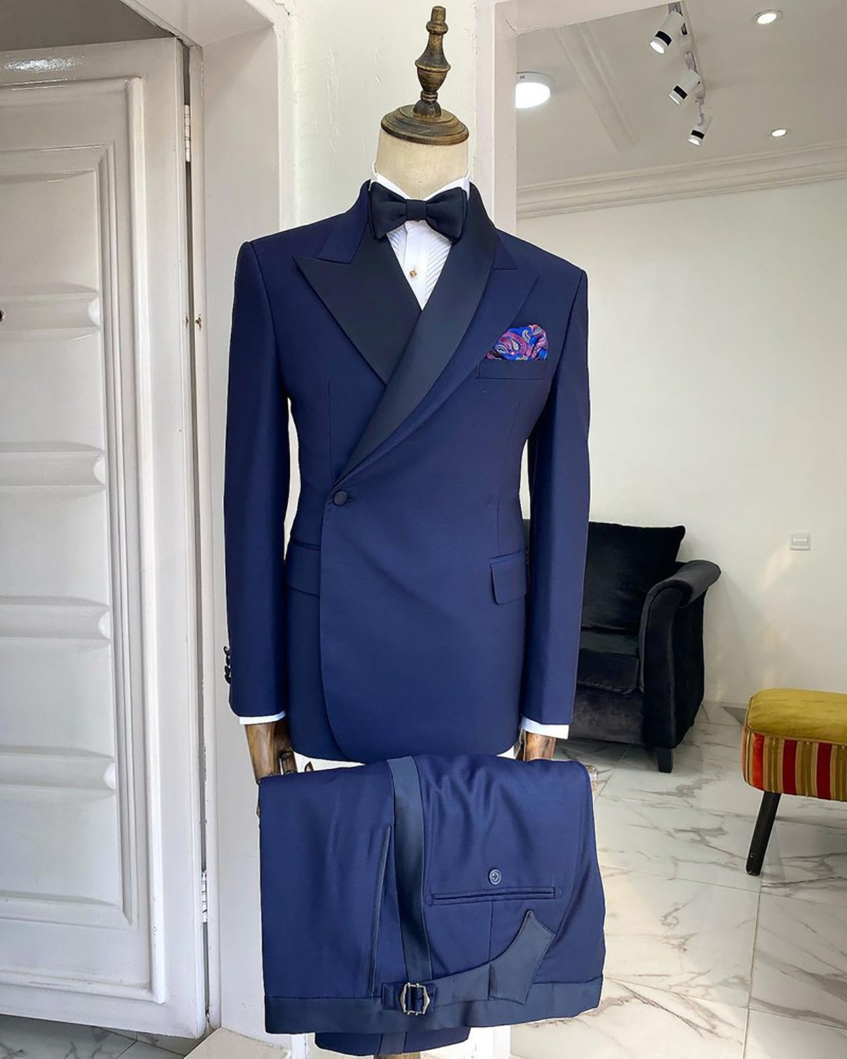 Two Pieces Wedding Tuxedos Men Suits Modern Formal One Button Customized Fit Peaked Lapel Pockets Bridegroom Three Packets Coat and Pants