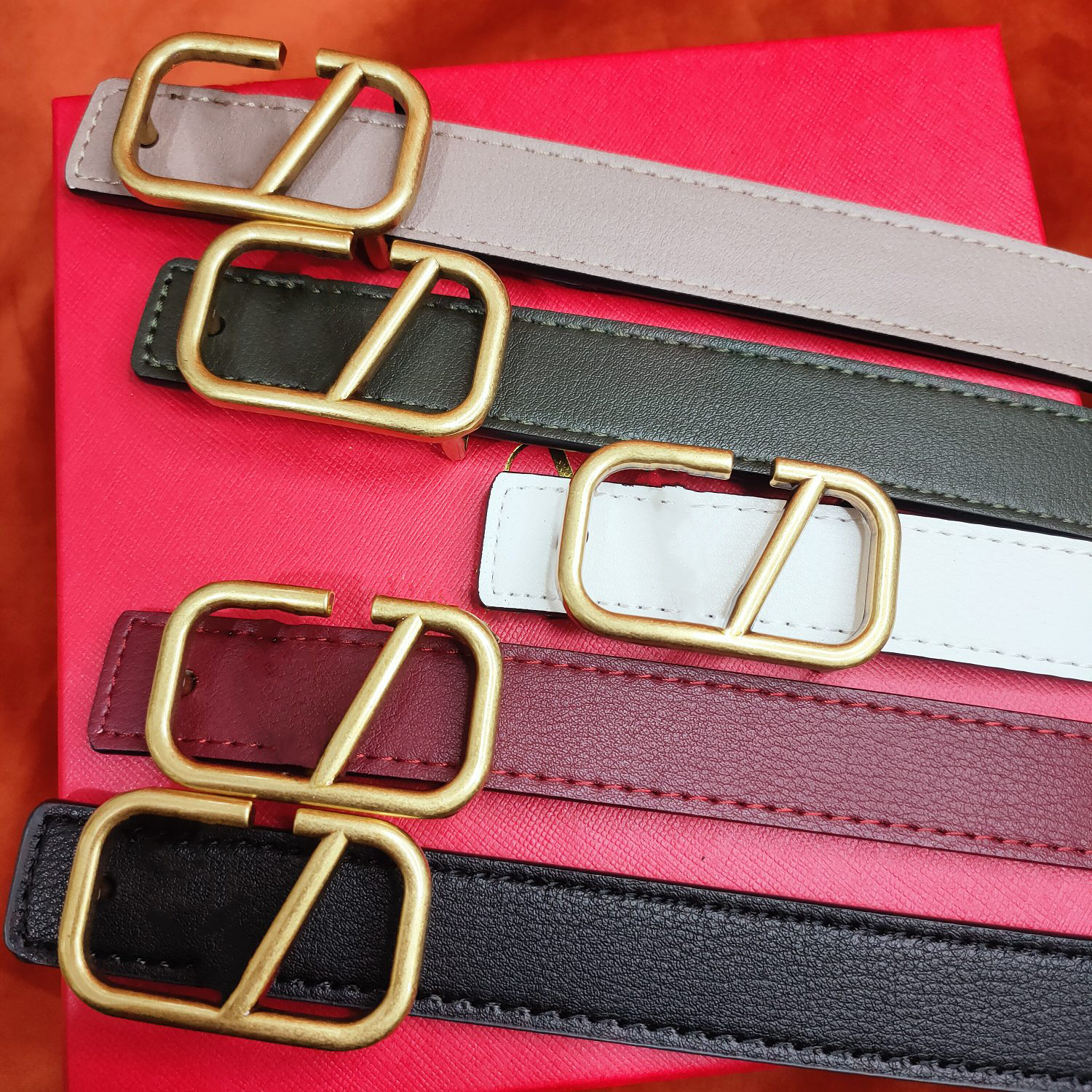 Luxurys Designers Binchts Moda de tendência Cinturão Letters de ouro padrão Corrente de couro fino Moda de tamanho para homens e mulheres 5 cores fivela suave