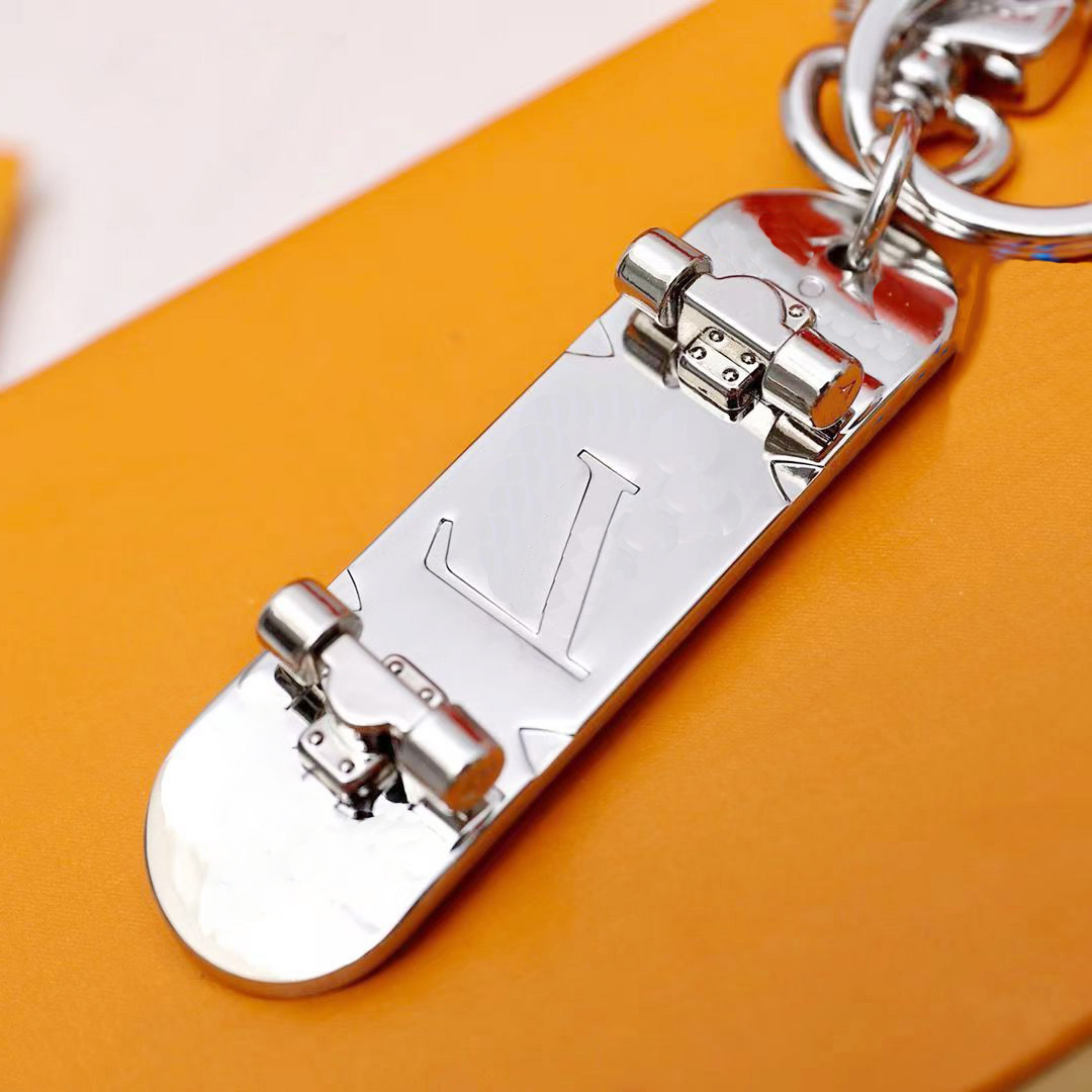 Designers Keychains Luxurys Keychain Leather Skateboarding Design Fashion Casual Style Key chain Temperament Versatile Popular Hanging Bag Phone Case very nice