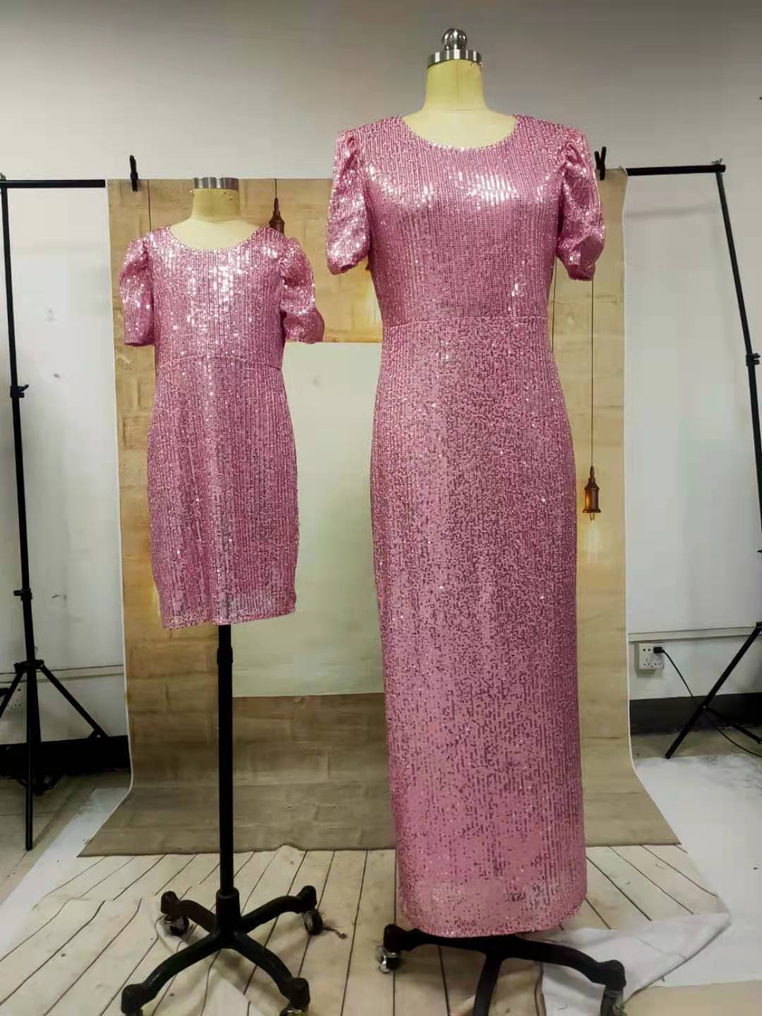 2023 Nieuwe moeder en dochter bruiloft roze pailletten jurken bijpassende outfits Set Family look korte mouw lange jurk voor mama en ik