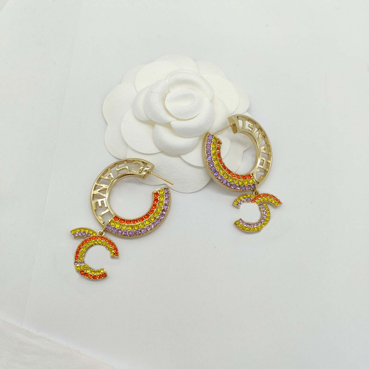 2023 Boucle d'oreille de charme de qualité de luxe avec un design de forme ronde en diamant de couleur blanche et rouge avec tampon de boîte PS7501A288o