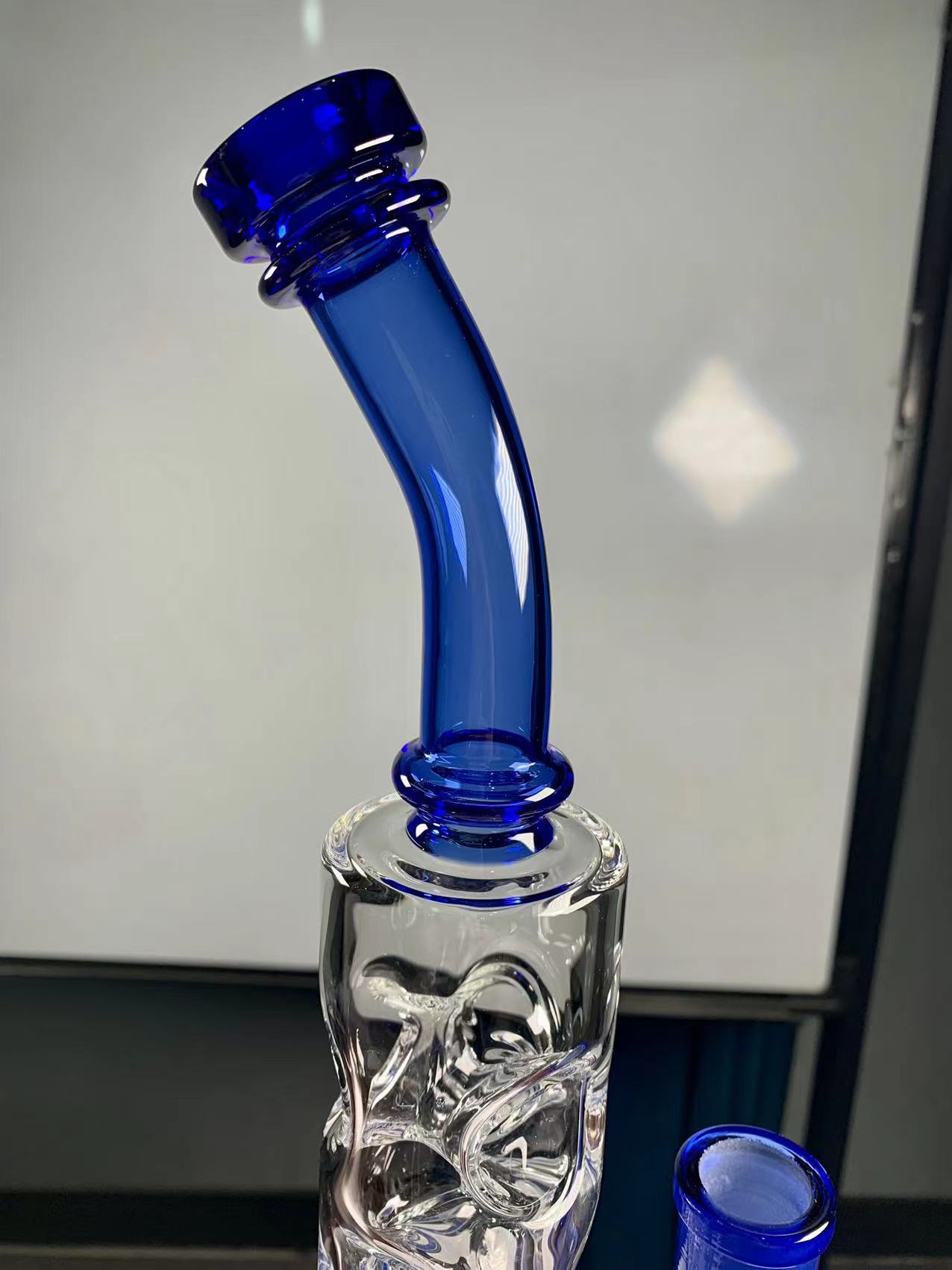 2023 bongs de gravedad pipas de agua Hookahs tornado bong ash catcher Alta calidad perforado engrosado hookah oil drill air bubble holder 13 in. Full Height 18.8 puertos