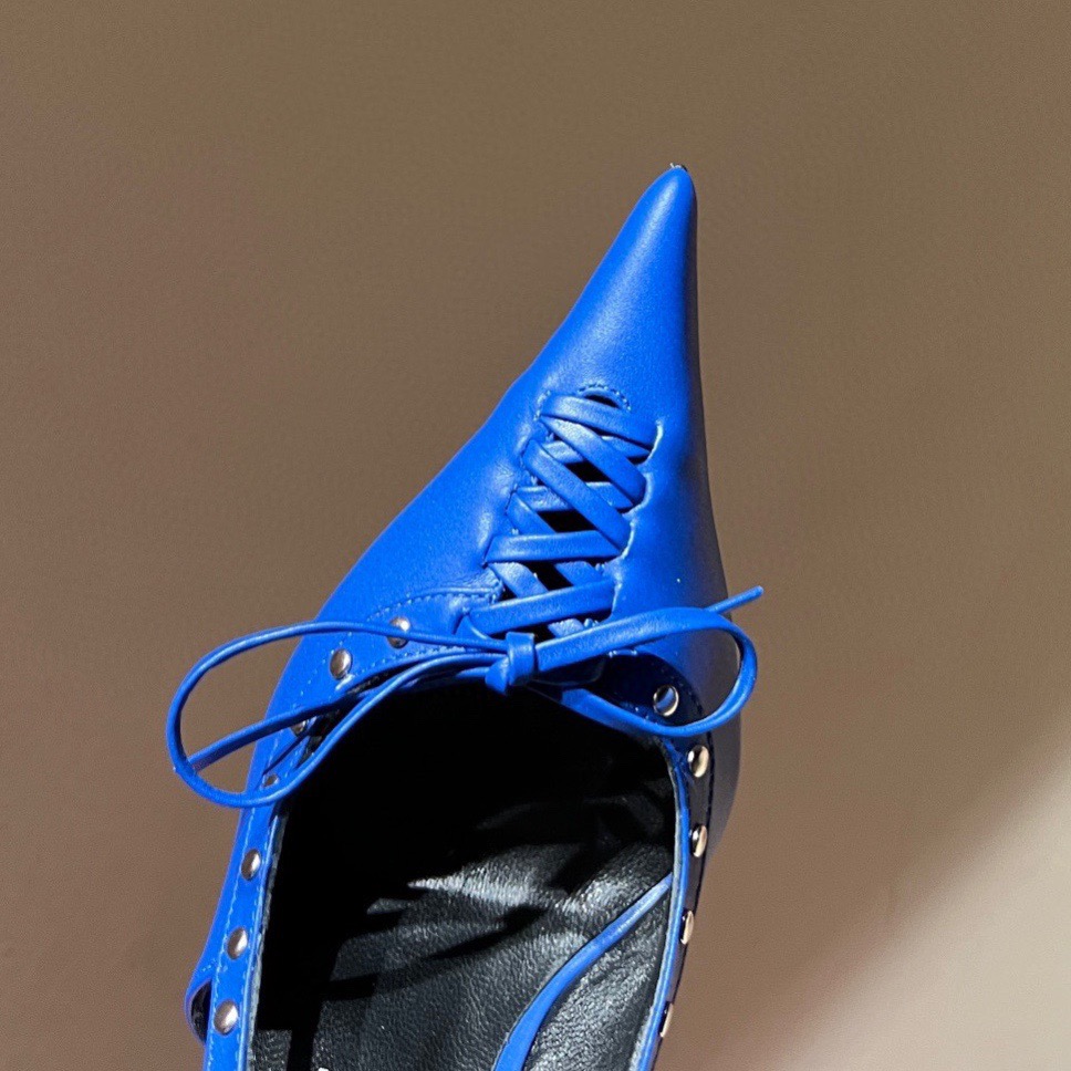 2023 Kvinnors lyxiga sandaler Fashion Sexig metall Slim Sandals Rivet Display skor för bankettklubbar i Europa och Amerika